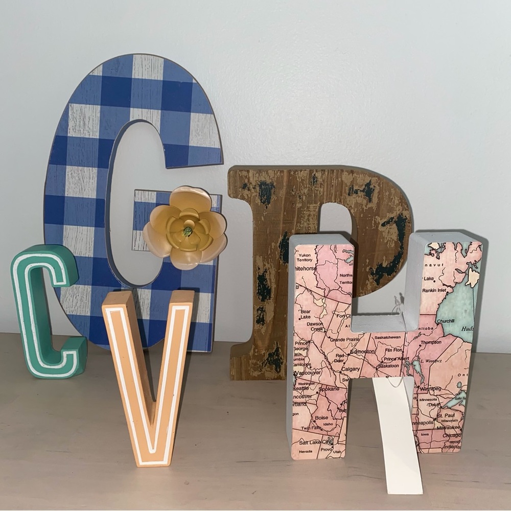 Wall decor table decor letter H C V P laptop